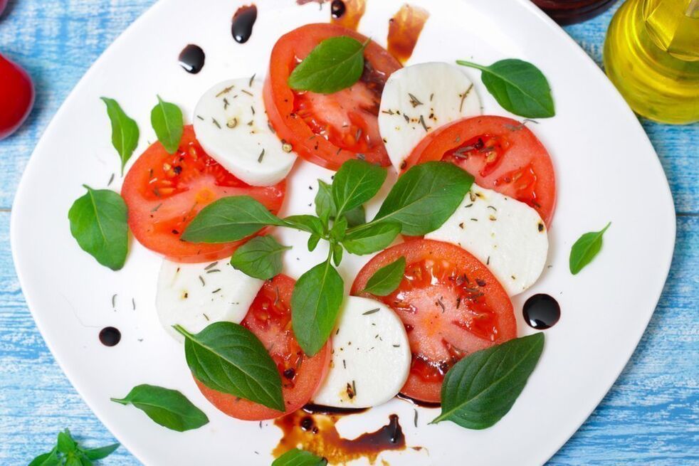 Tomaten mit Käse und Kräutern für die mediterrane Ernährung