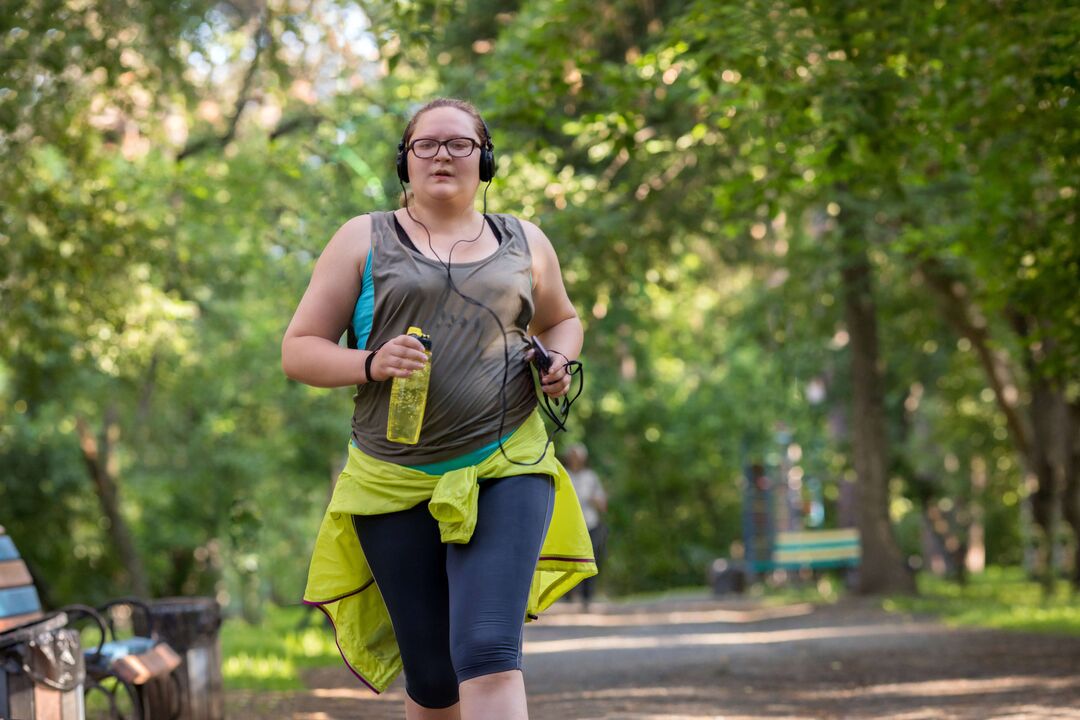 Das übergewichtige Mädchen begann zu joggen, um Gewicht zu verlieren