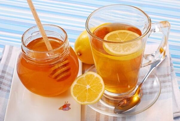 Wasser mit Honig ist ein gesunder Snack für eine Buchweizenhonigdiät
