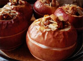 Bratäpfel mit Trockenfrüchten sind ein Dessert auf dem Diätmenü nach der Entfernung der Gallenblase
