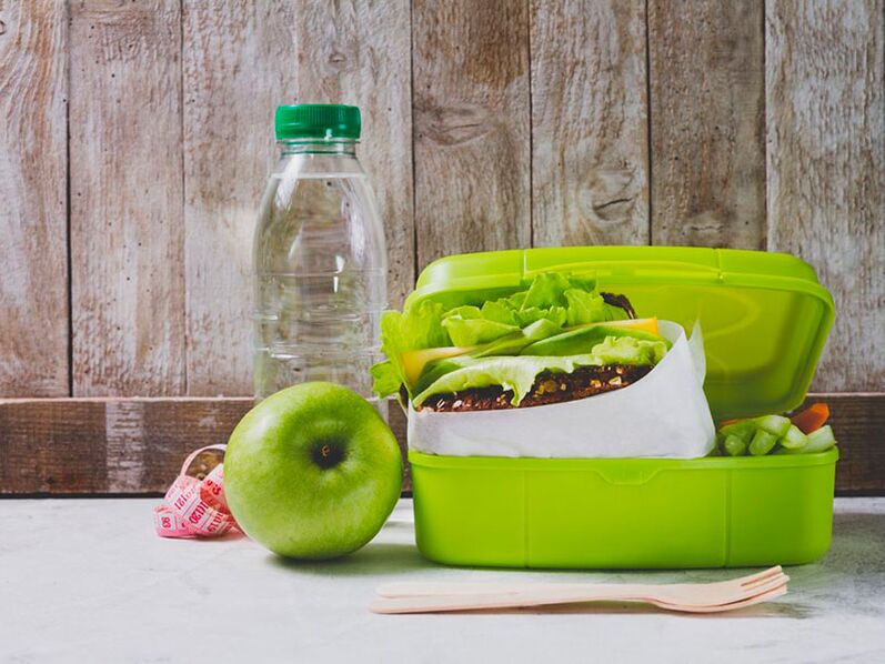 Apfel, Wasser und Salat