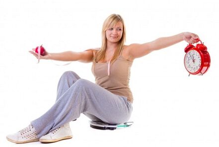 Ein Mädchen, das abnehmen möchte, ernährt sich gesund und nach einem bestimmten Schema