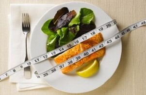 Fisch mit Salat zum Abnehmen bei einer Proteindiät