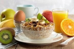 Haferbrei mit Obst als gesundes Frühstück zur Gewichtsreduktion