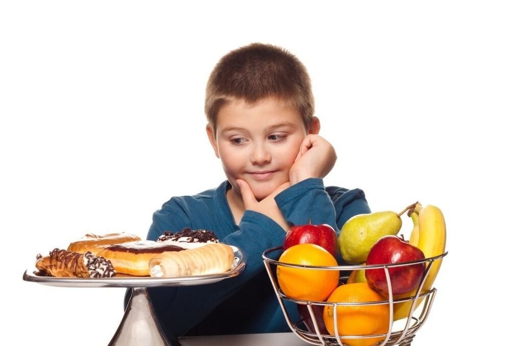 Beseitigen Sie ungesunde zuckerhaltige Lebensmittel aus der Ernährung eines Kindes zugunsten von Obst