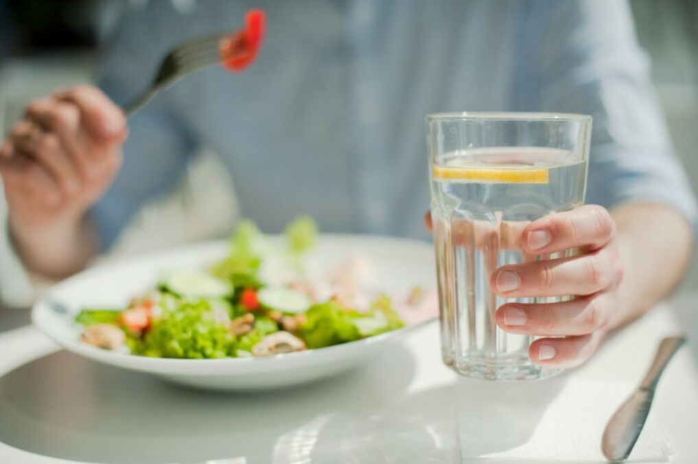 grüner Salat und Wasser in der Ernährung der Faulen
